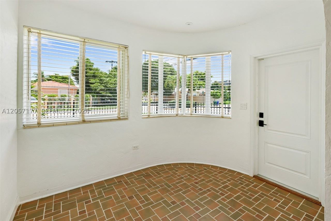 2240 Sw 24th Ave - Photo 2 of 27