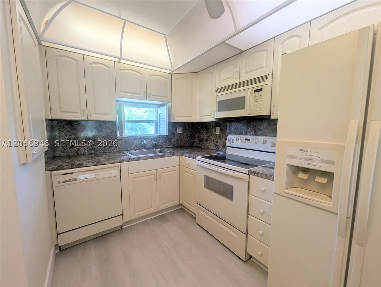 820 S Hollybrook Dr #303 - Photo 5 of 16