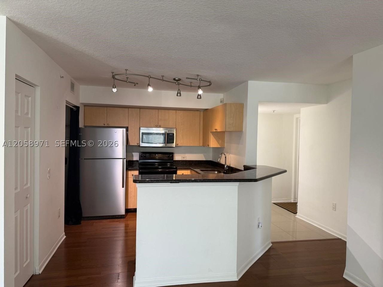 401 Villa Cir #401 - Photo 4 of 15