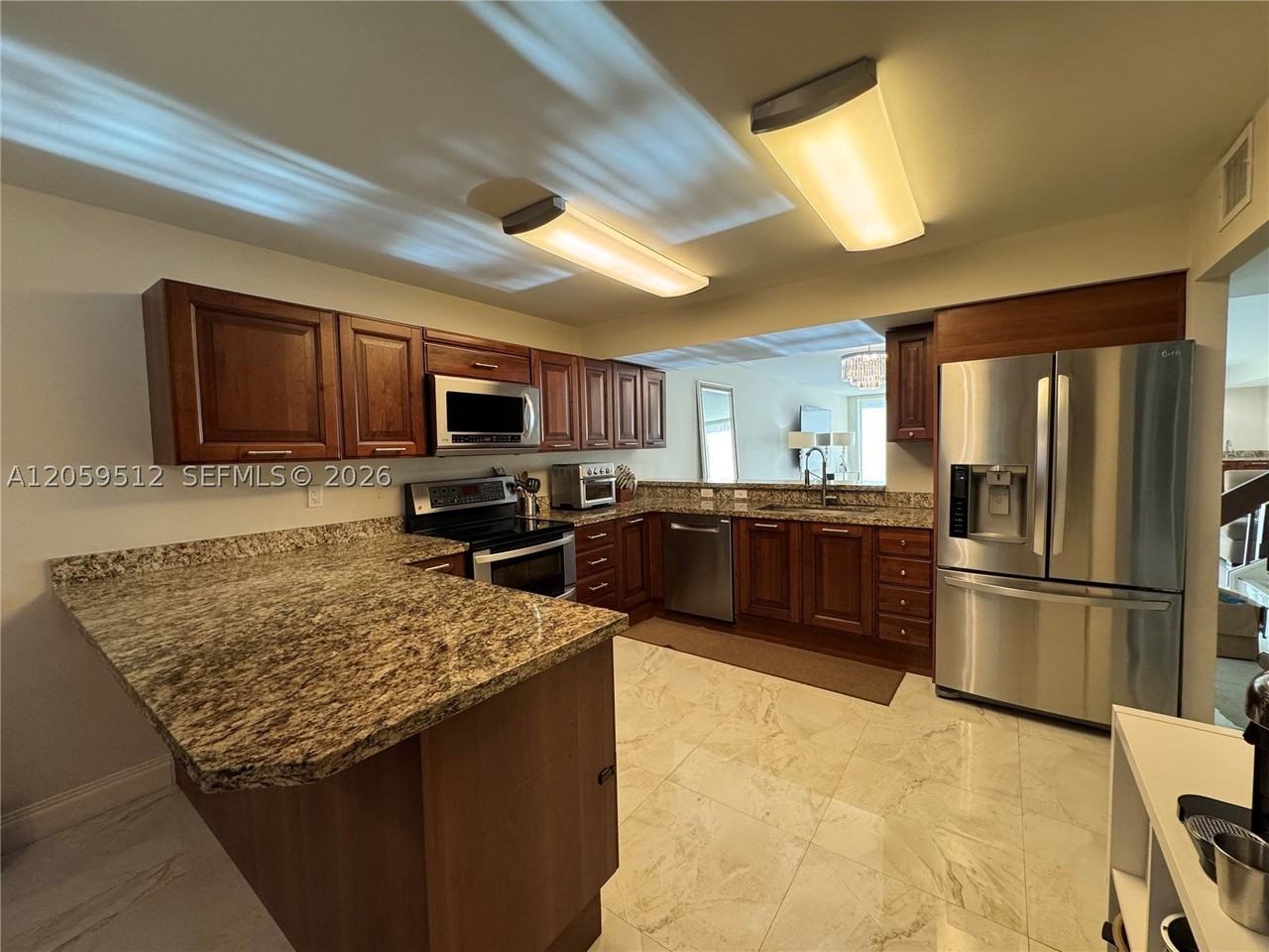 921 Ne 26th Ave - Photo 3 of 16
