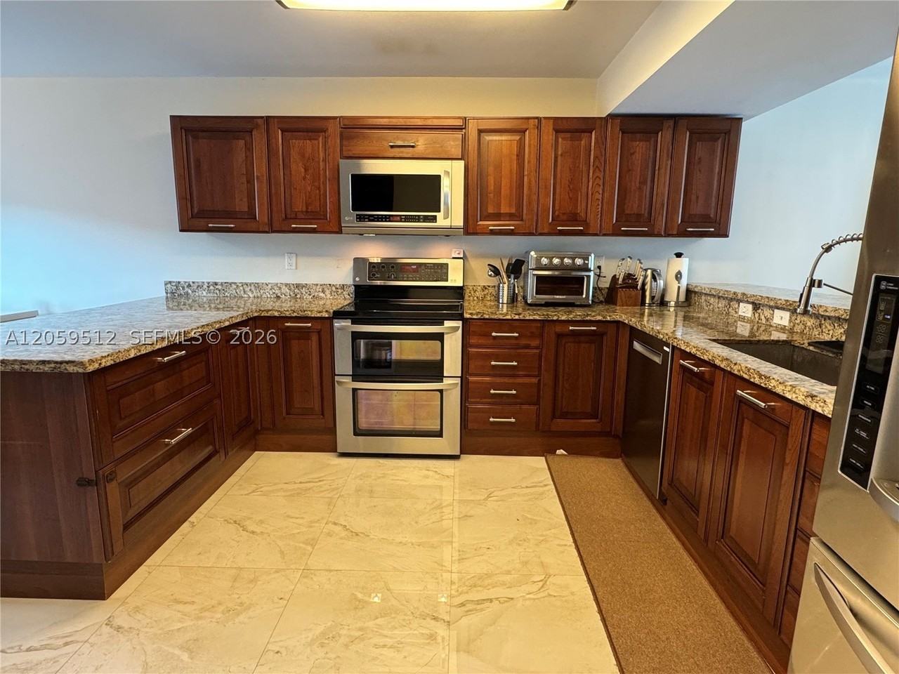 921 Ne 26th Ave - Photo 4 of 16