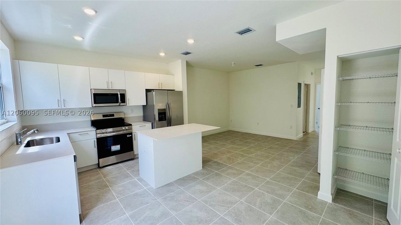 2632 Se 27th Dr - Photo 5 of 30