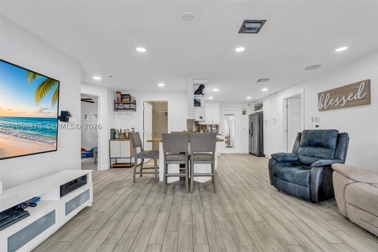 7420 Hope St - Photo 5 of 43