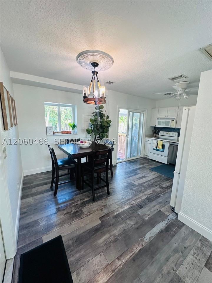 1020 S 14th Ct #1 - Photo 4 of 9