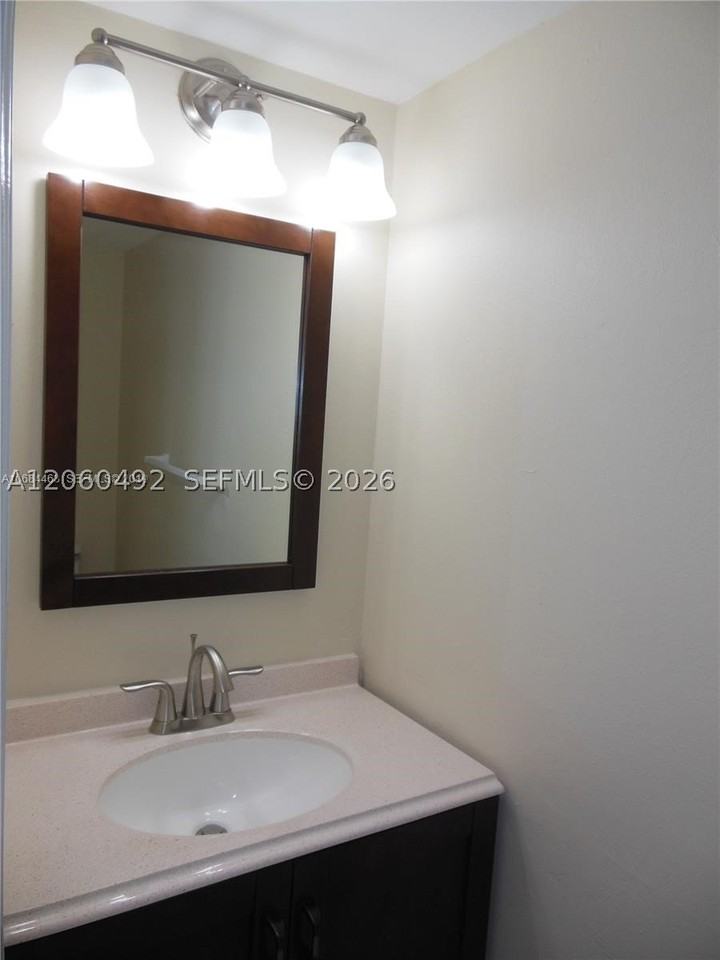 1350 W 53rd St #8 - Photo 5 of 8