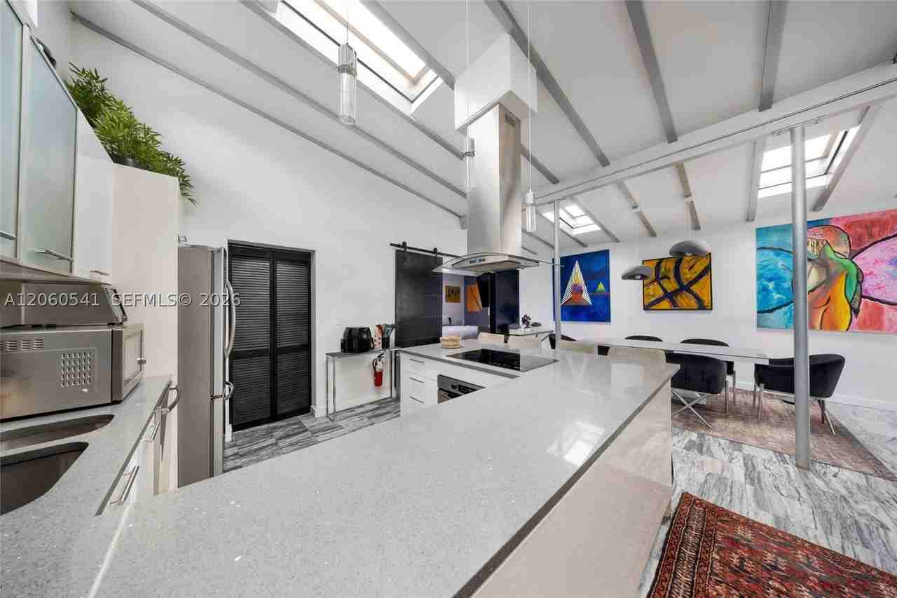 910 Ne 81st St - Photo 6 of 18