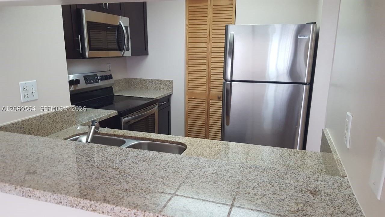 800 N Miami Ave - Photo 2 of 26