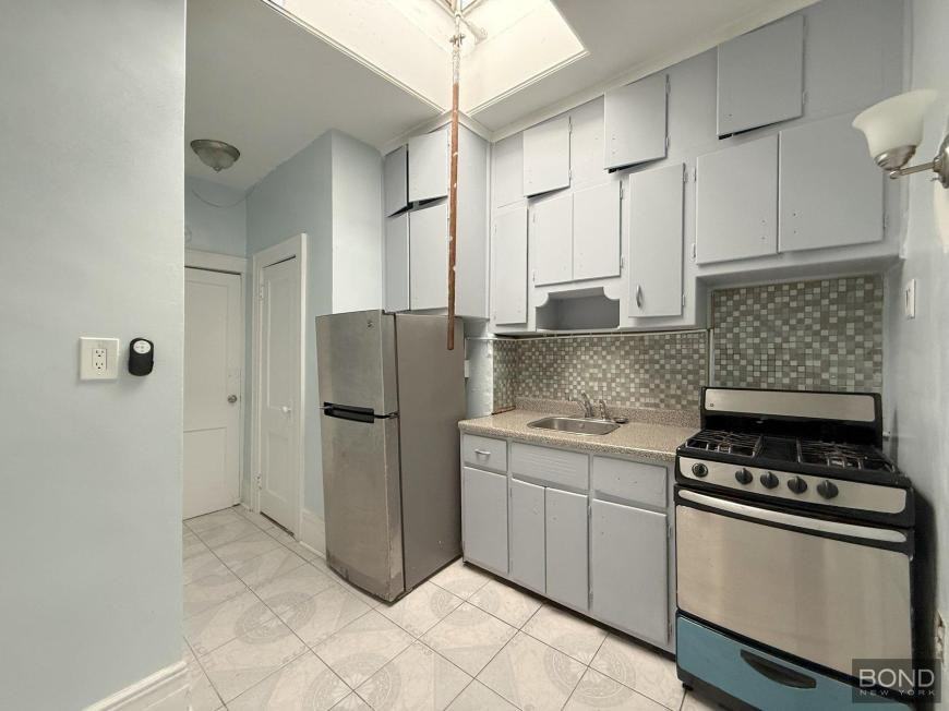 514 Jamaica Ave - Photo 3 of 5