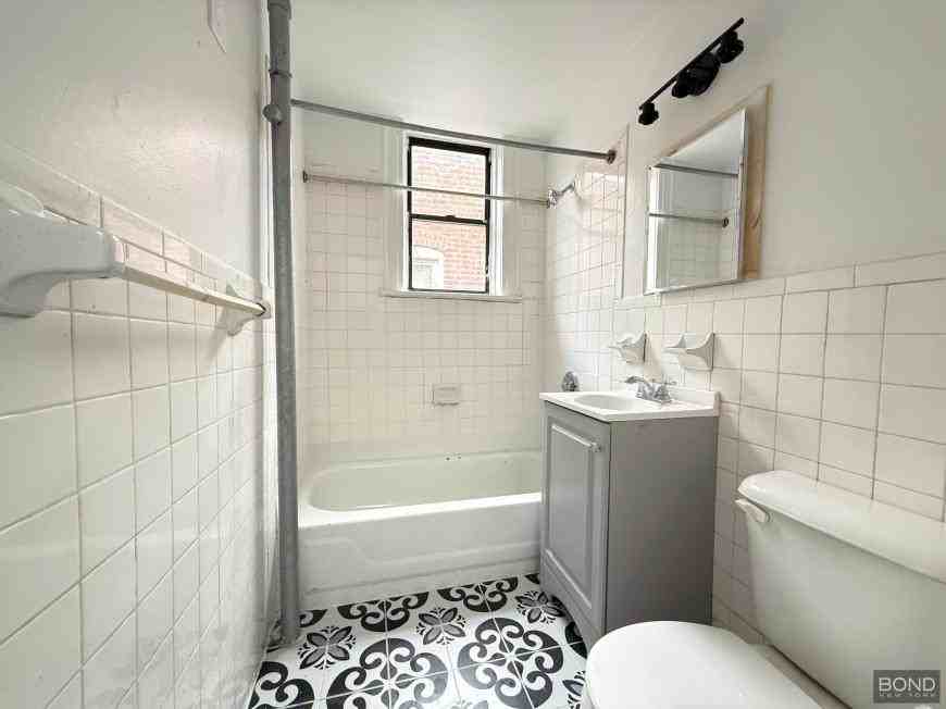 514 Jamaica Ave - Photo 5 of 5