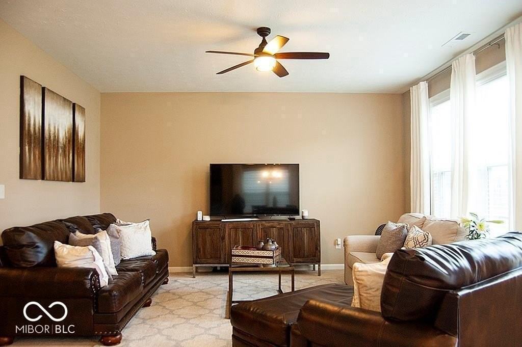 1887 Lakecrest Dr - Photo 3 of 14