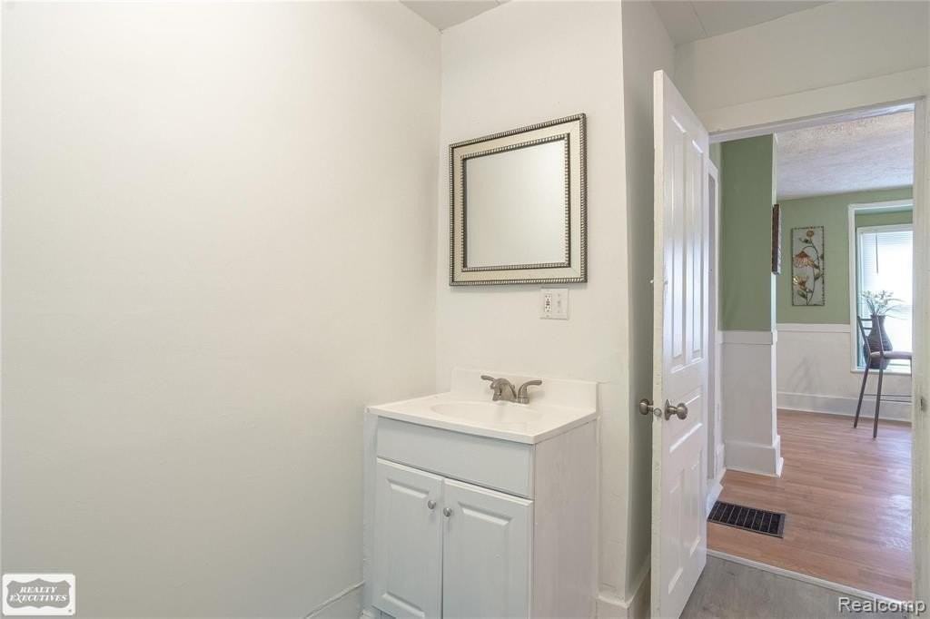 107 E Perry St - Photo 2 of 13