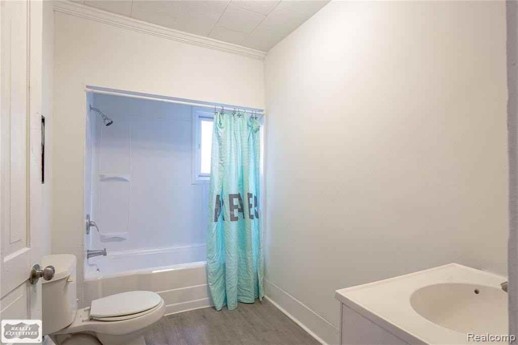 107 E Perry St - Photo 3 of 13