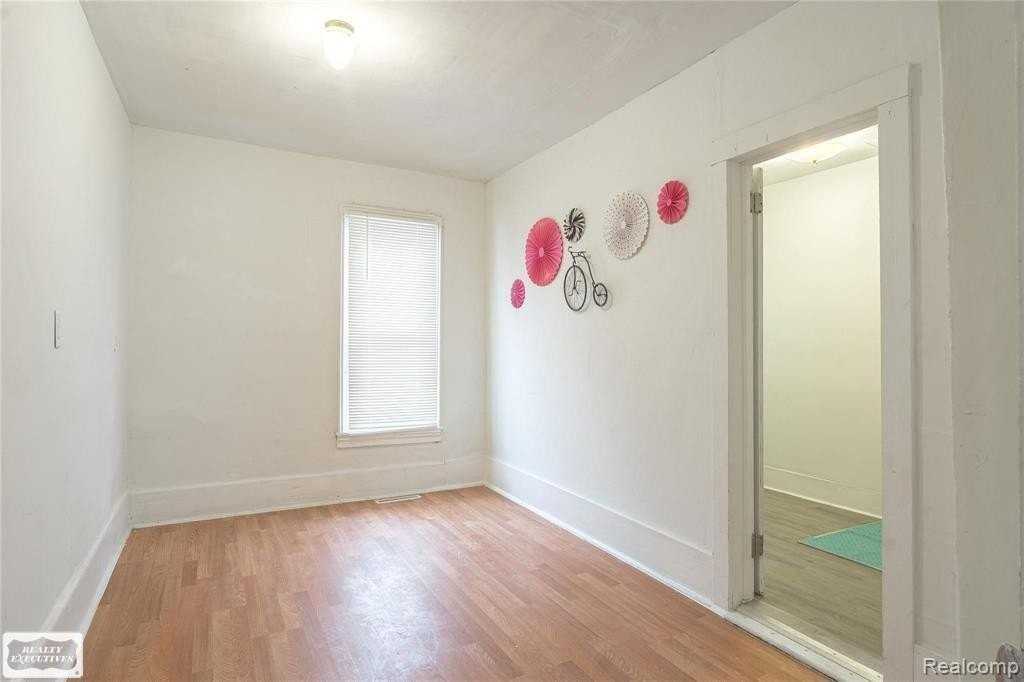 107 E Perry St - Photo 4 of 13