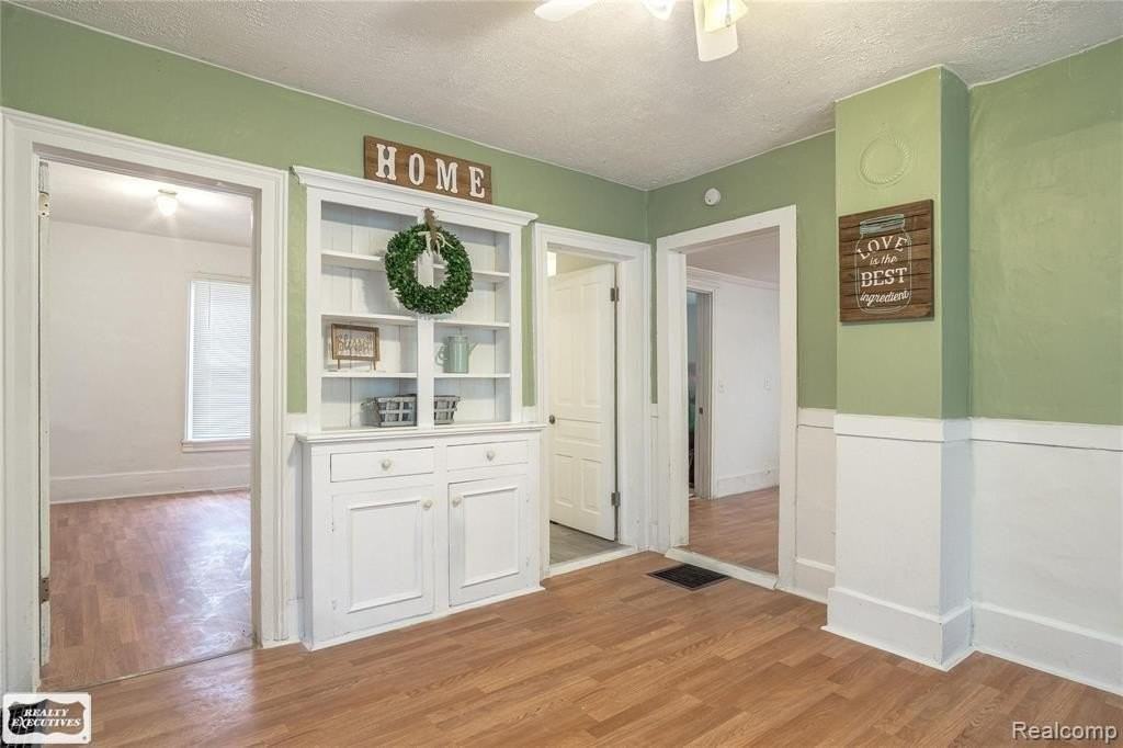 107 E Perry St - Photo 7 of 13