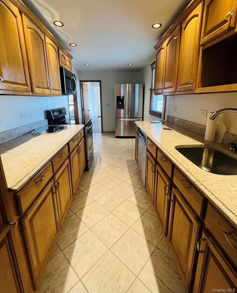 15 Van Brunt Rd - Photo 2 of 7