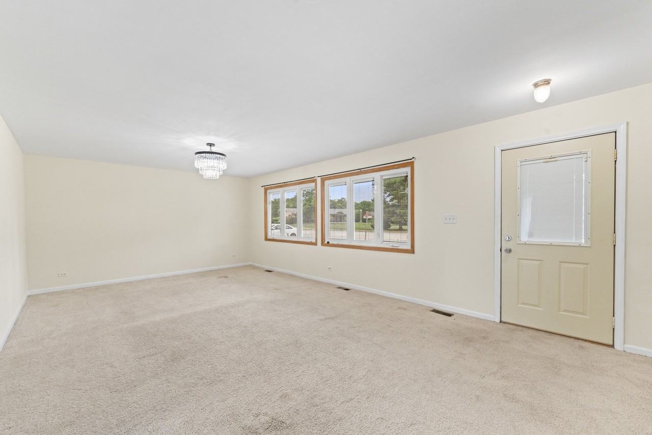 109 Landmeier Rd - Photo 4 of 22