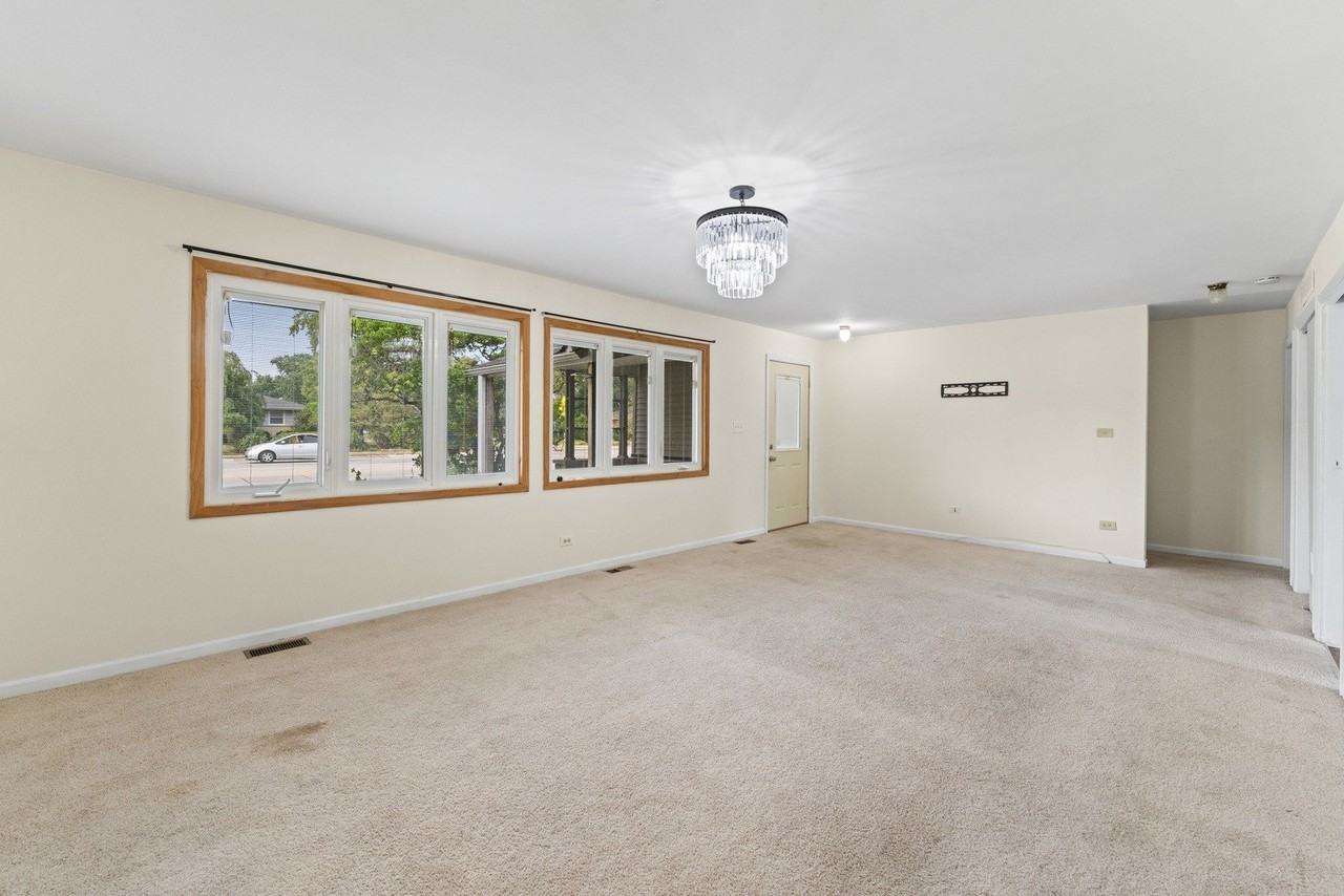 109 Landmeier Rd - Photo 5 of 22