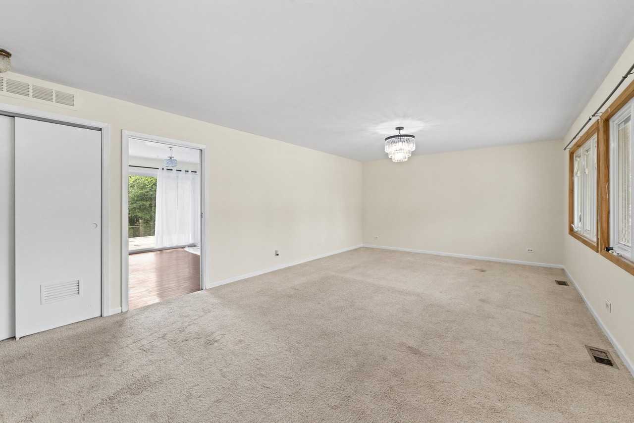 109 Landmeier Rd - Photo 6 of 22