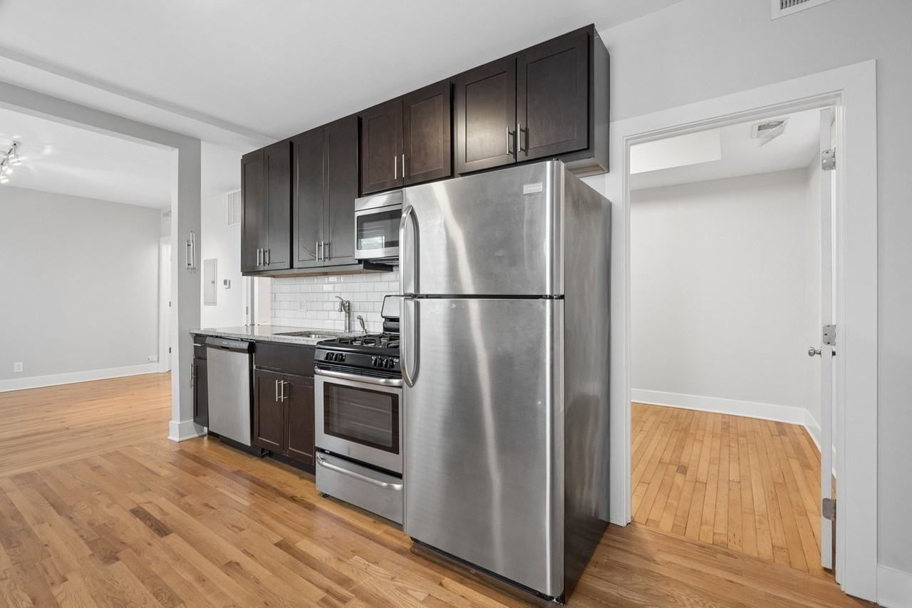 1363 W Walton St #CH - Photo 2 of 13