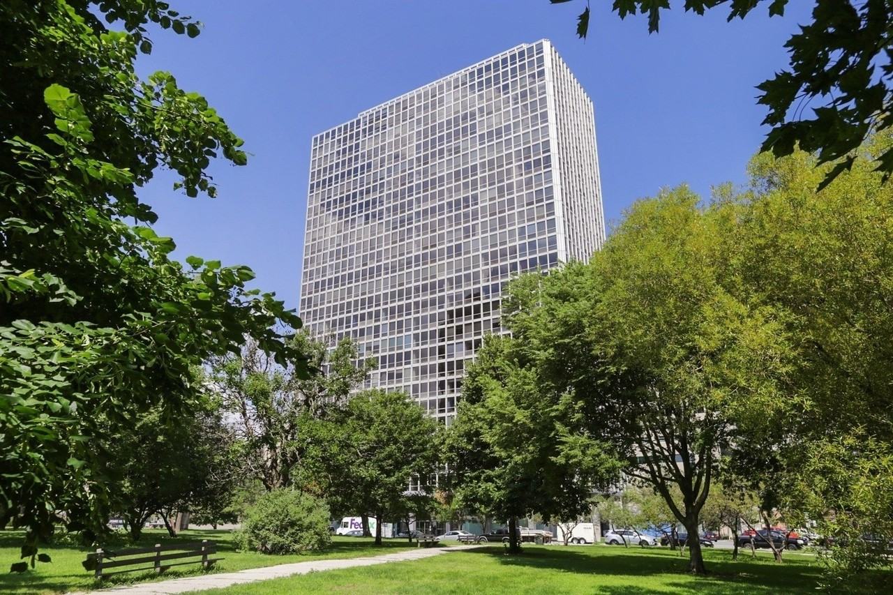 330 W Diversey Pkwy