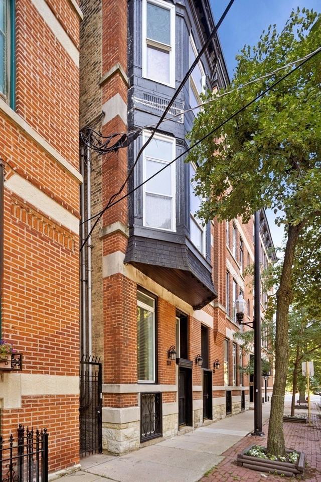 219 W Wisconsin St #1A - Photo 2 of 16