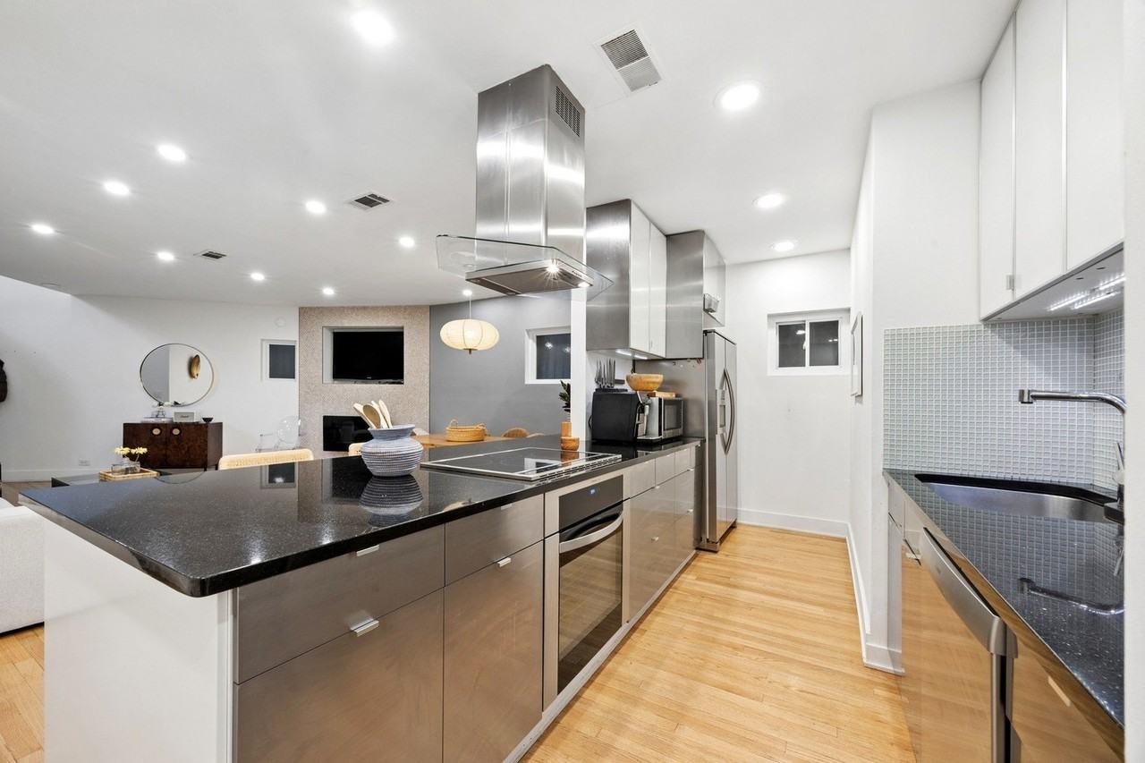 219 W Wisconsin St #1A - Photo 6 of 16