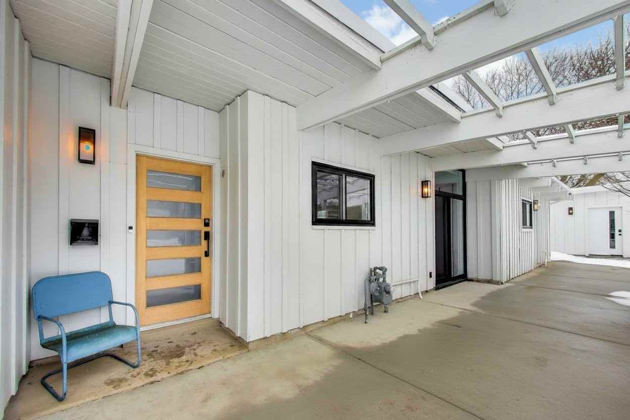 2649 Crawford Ave - Photo 2 of 46