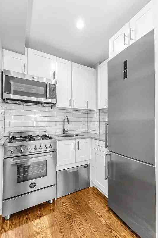 99 Suffolk St - Photo 3 of 4