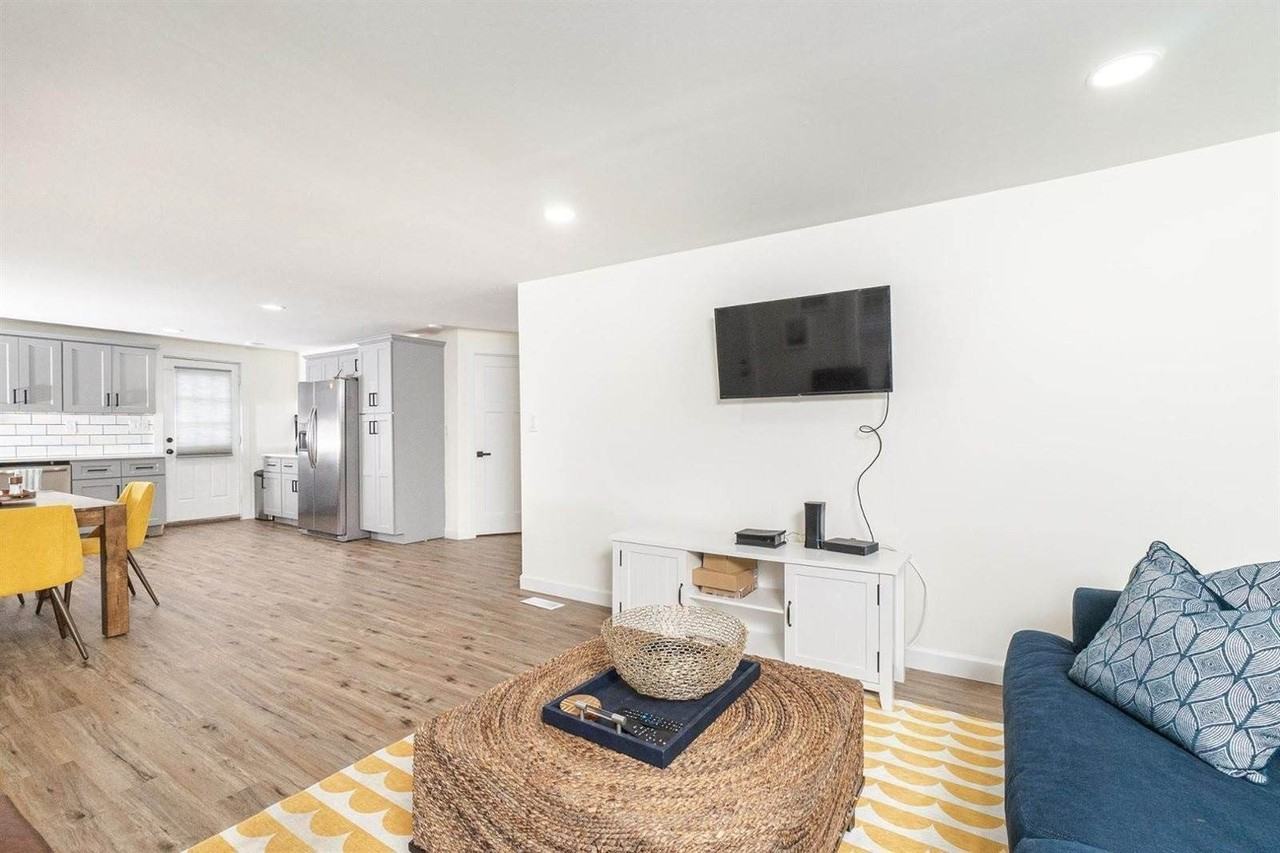 412 1st St - Photo 4 of 20