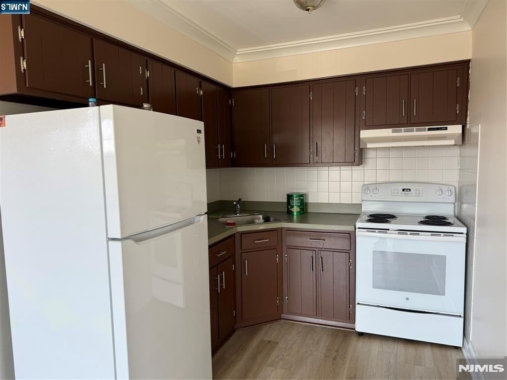 419 Paterson Ave - Photo 2 of 4