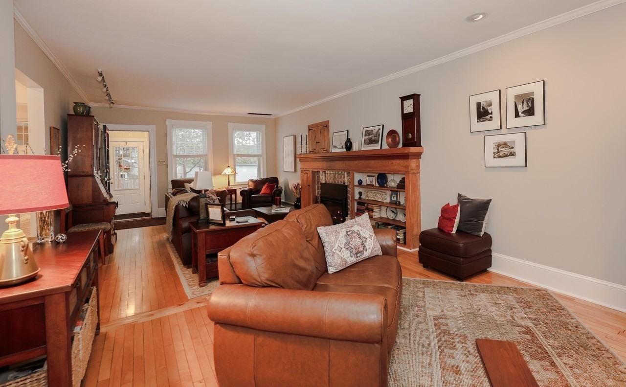 749 Maple St - Photo 4 of 44