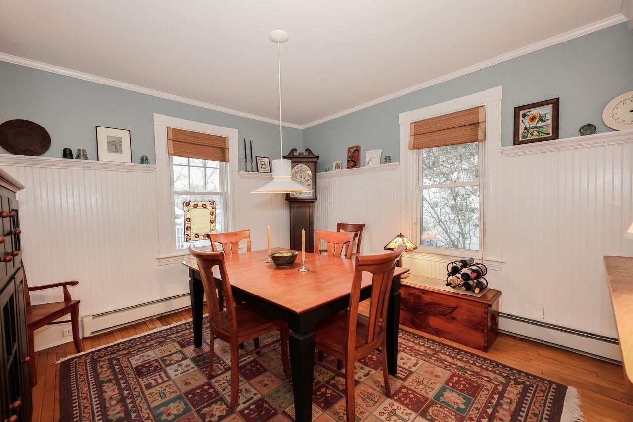 749 Maple St - Photo 5 of 44