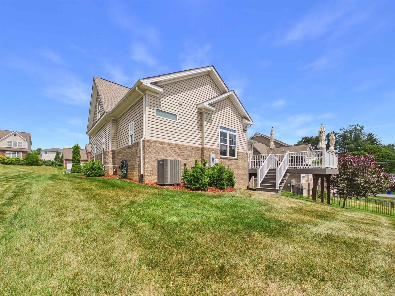 912 Kentwood Dr - Photo 4 of 50