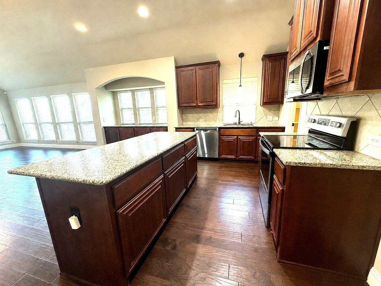 1109 Abbey Ln - Photo 3 of 27