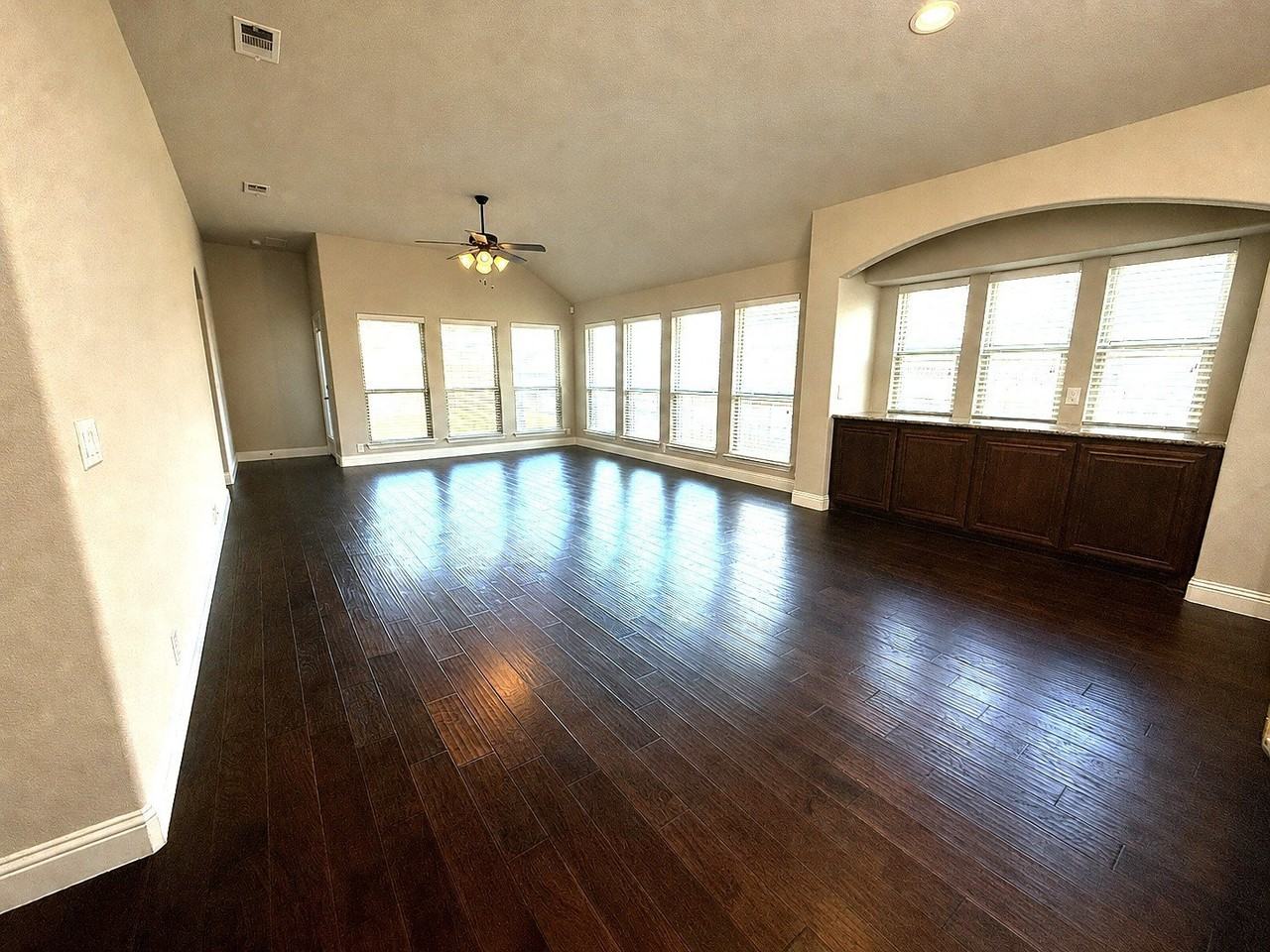 1109 Abbey Ln - Photo 4 of 27