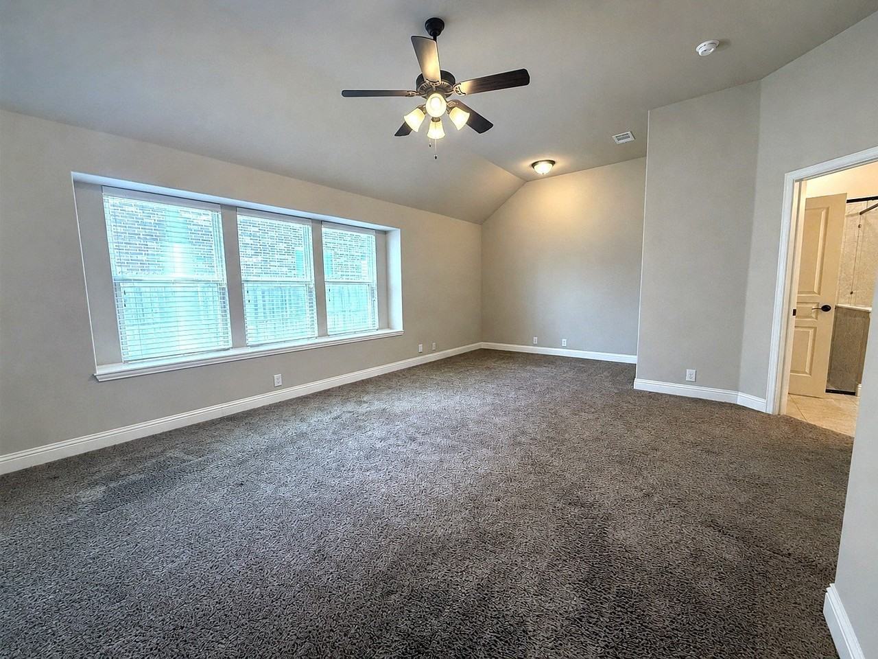1109 Abbey Ln - Photo 5 of 27