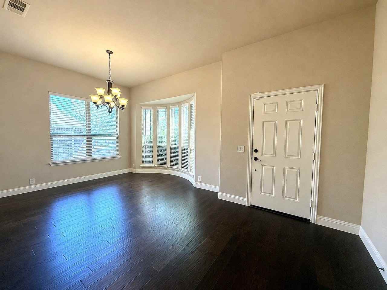 1109 Abbey Ln - Photo 7 of 27