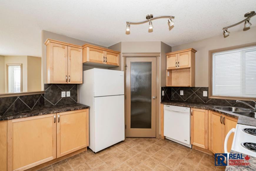 190 Pinnacle Dr - Photo 4 of 10
