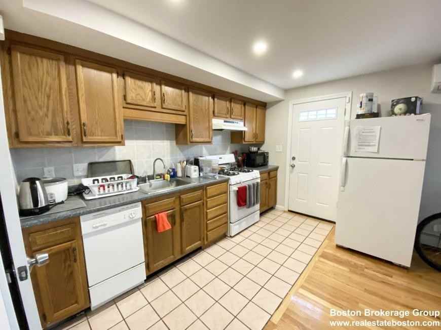 195 Sydney St - Photo 2 of 10