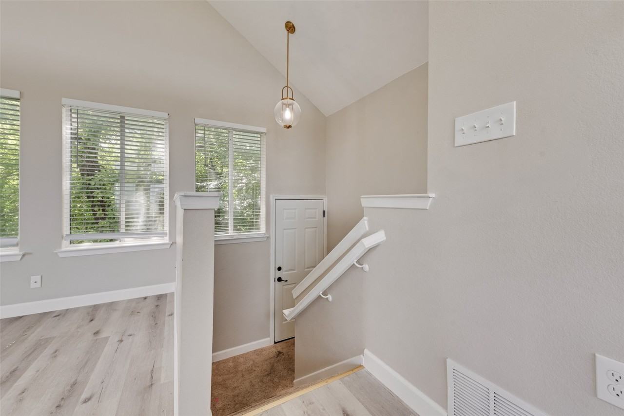 1803 Old Oak Dr - Photo 3 of 10