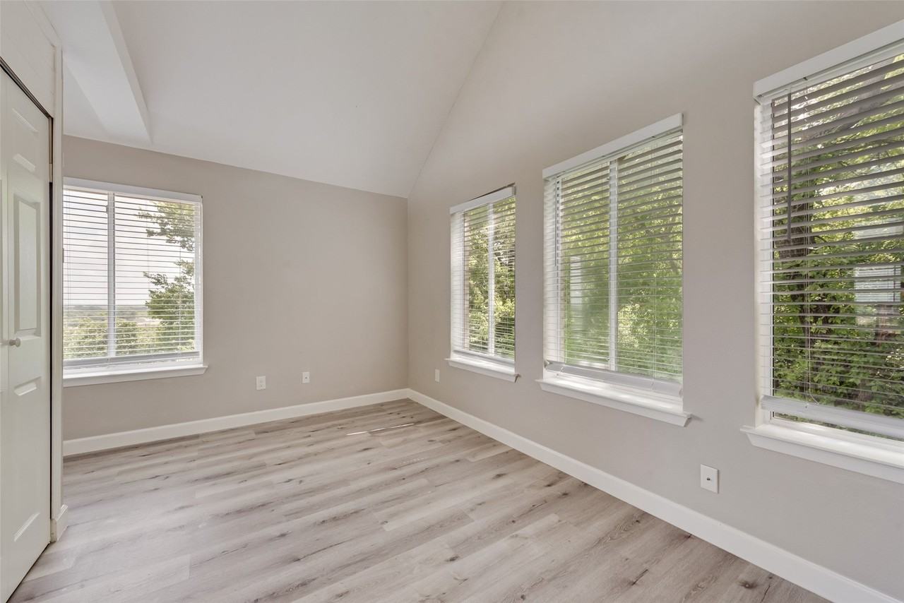 1803 Old Oak Dr - Photo 4 of 10