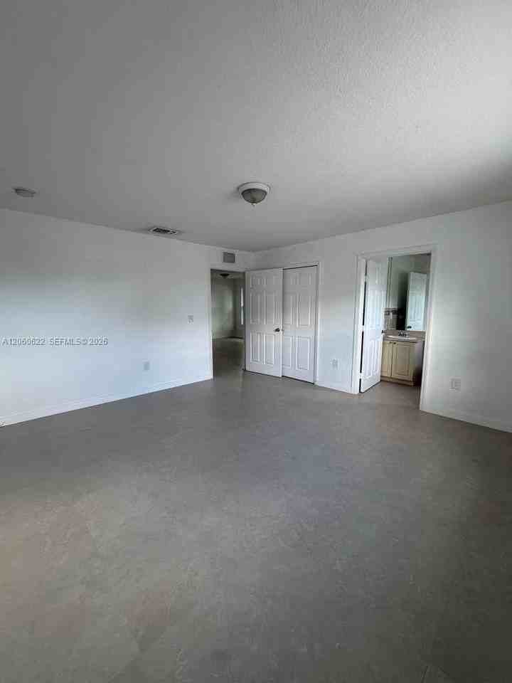 10505 Sw 172nd St - Photo 4 of 8