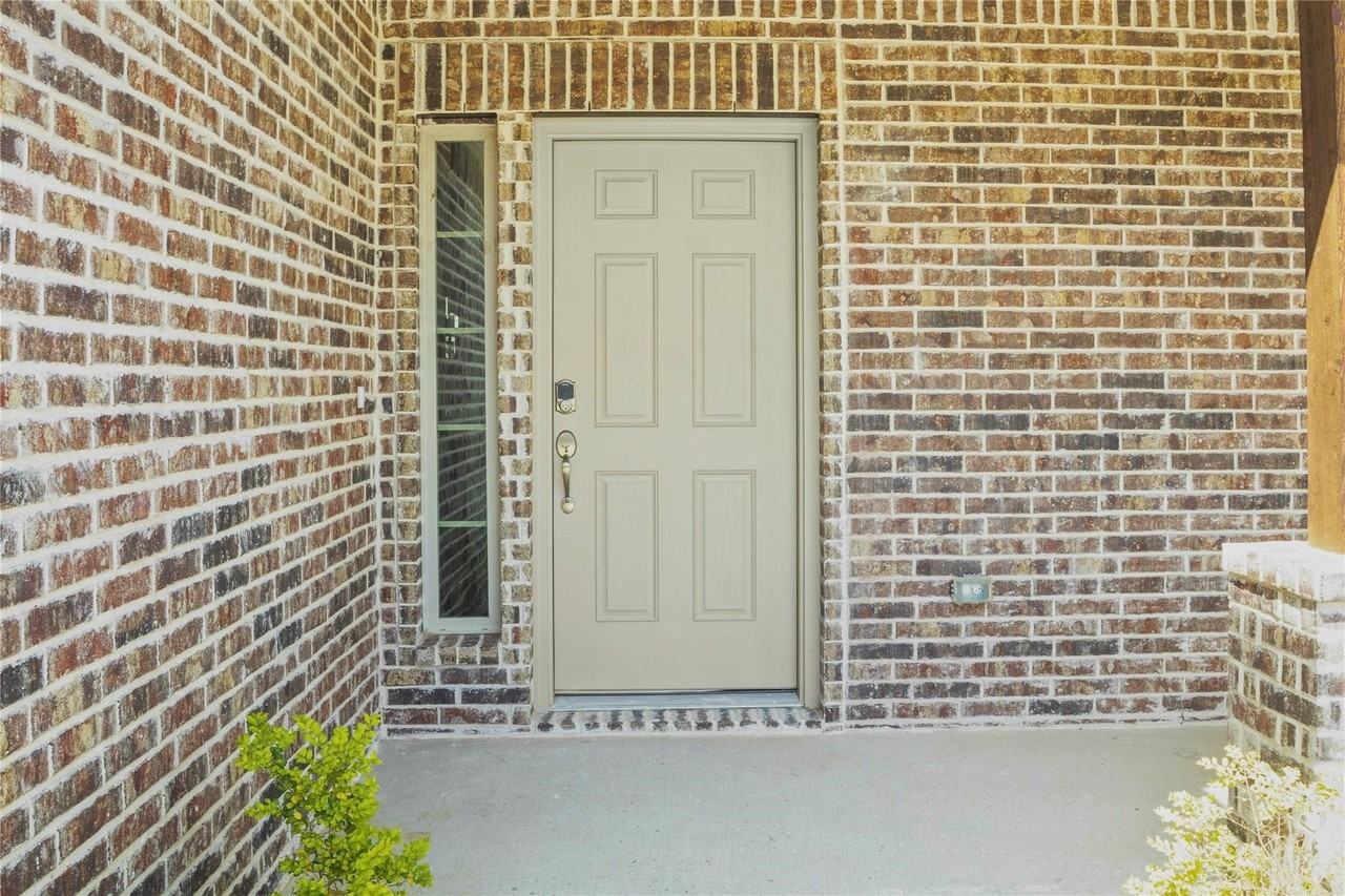 406 Saddle Ln - Photo 2 of 31