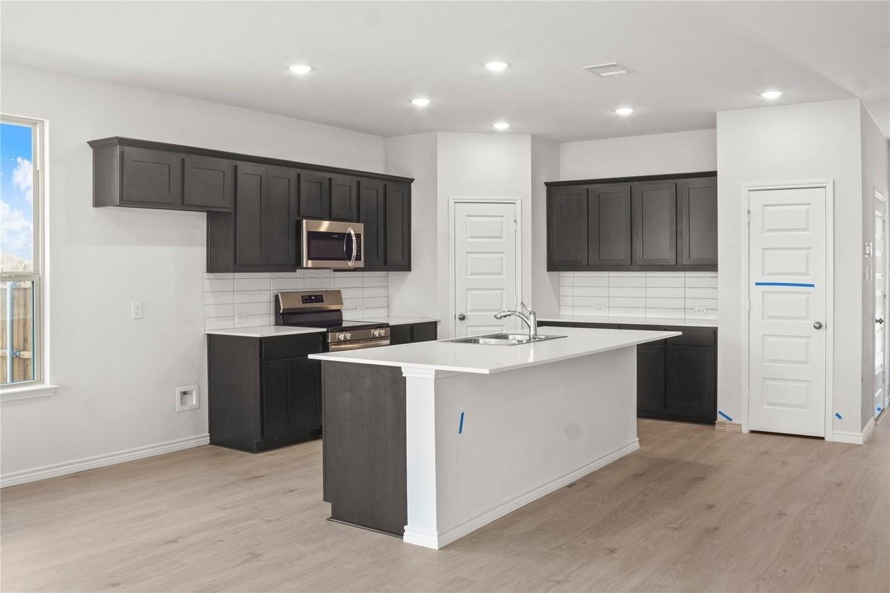 406 Saddle Ln - Photo 3 of 31