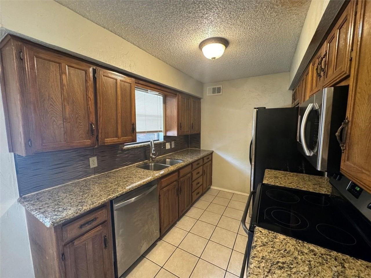 2721 Hurstview Dr #D - Photo 3 of 15