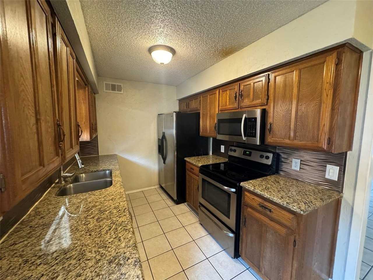 2721 Hurstview Dr #D - Photo 4 of 15
