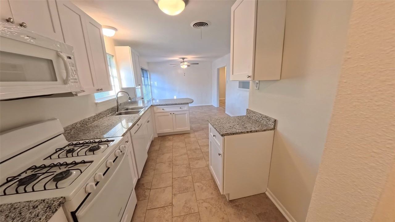 617 E Tyler St - Photo 5 of 21