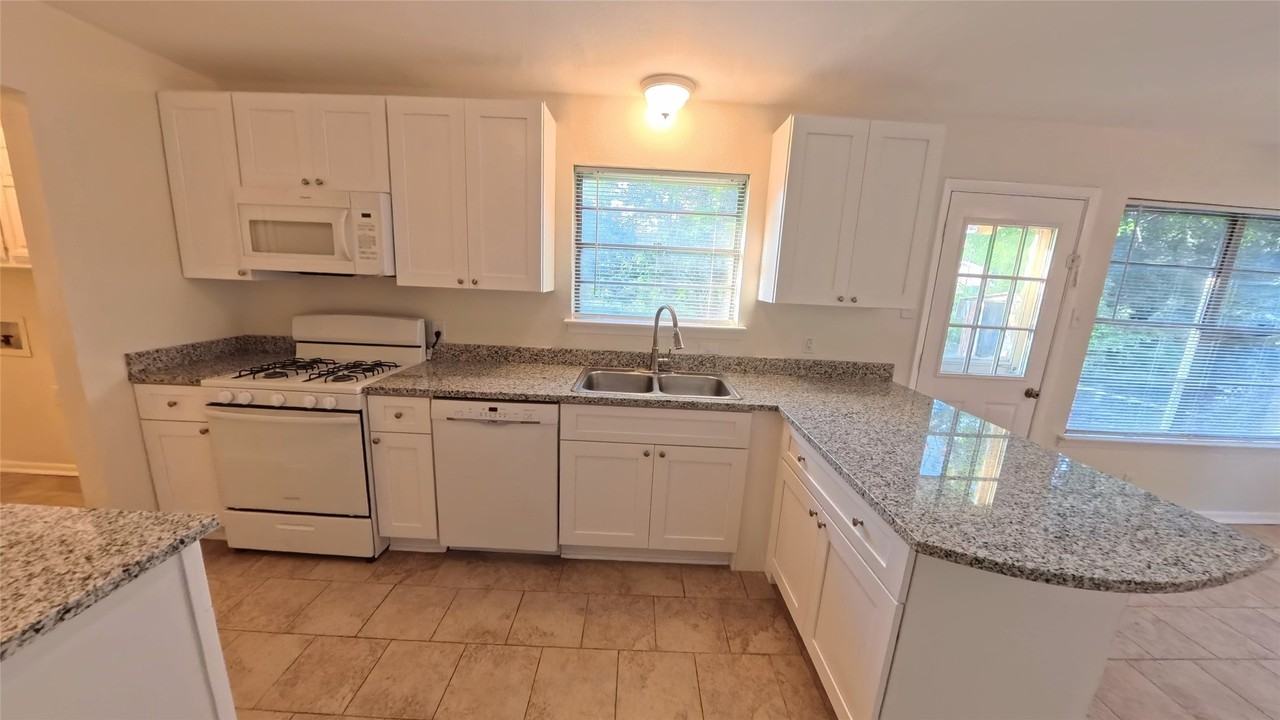 617 E Tyler St - Photo 6 of 21