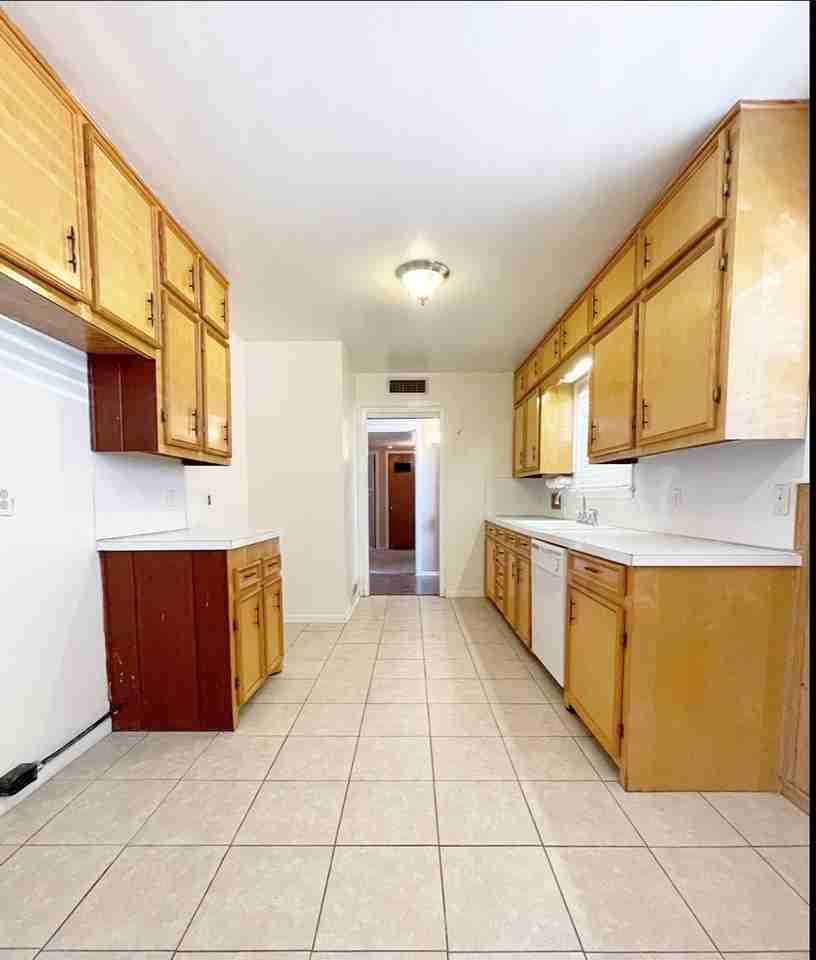 1515 E 12th St - Photo 2 of 15