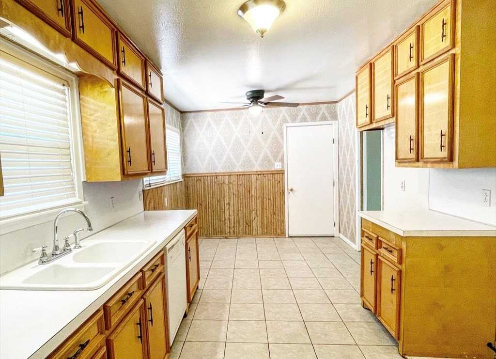 1515 E 12th St - Photo 3 of 15